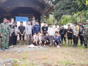 Sembilan Jam di Hutan Meratus, Babinsa Pengawal Logistik Pemilu 2024 Tiba di TPS Terluar