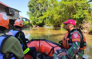 Babinsa Kodim 1002/HST Bantu Pencarian Anak Tenggelam Di Sungai Barabai
