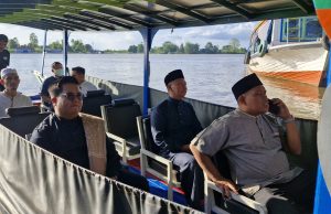 Safari Ramadhan ke Desa Pela, Wabup Rendi Solihin Takjub Disambut Pesut Mahakam