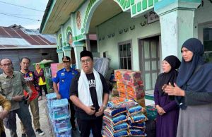 Rendi Solihin Salurkan Bantuan dan Dukungan Moril Kepada Warga Korban Kebakaran di Pal 05 Tenggarong