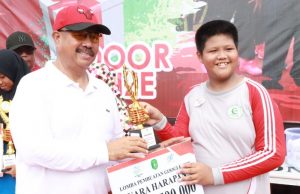 Bupati Edi Serahkan Hadiah Lomba Gerak Jalan, Menggambar Bagi Anak-Anak, dan Pembuatan Google Sheet