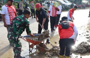Bupati Bersama Forkopimda Bersih – Bersih Jalan Jalur 2 Tenggarong Seberang