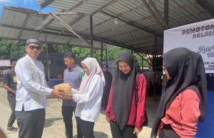 Hindari Sampah Plastik, Polres Kukar Bagikan Daging Kurban Menggunakan Besek Bambu