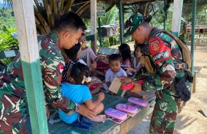 Satgas Yonarmed 11 Kostrad : Menjadi “Guru” Anak – Anak di Perbatasan