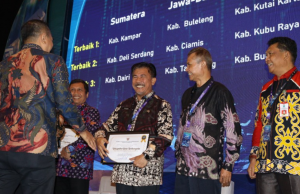 Pemkab Kukar Terima Penghargaan Terbaik I TP2DD Wilayah Kalimantan