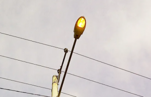 Dishub Kukar Pasang Ratusan Lampu Jalan untuk Perbaikan Keamanan dan Penerangan di Mangkurawang