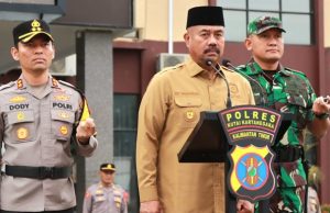 Bupati Kukar Dampingi Kapolres dan Dandim Pimpin Apel Gelar Pasukan Operasi Ketupat Mahakam 2025