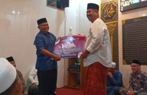 Bupati Kukar Serahkan Bantuan Hibah Rehabilitasi Langgar Al Fattah Rp 250 juta