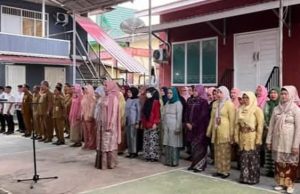 Apel Senin Pagi Bertepatan Hari Kartini, ASN Non ASN Wanita Diarpus Kukar Kenakan Kebaya