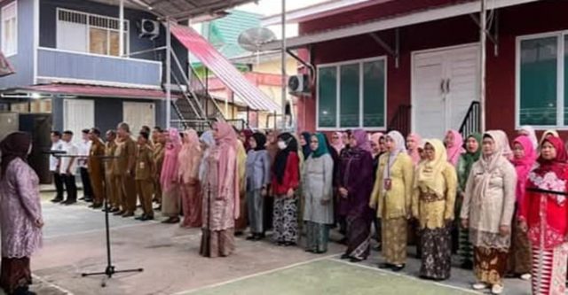 Apel Senin Pagi Bertepatan Hari Kartini, ASN Non ASN Wanita Diarpus Kukar Kenakan Kebaya