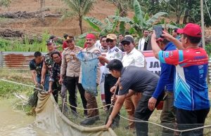 Kunjungan di Kelurahan Maluhu, Bupati Kukar Panen Jagung dan Ikan Serta Resmikan Embung Maluhu