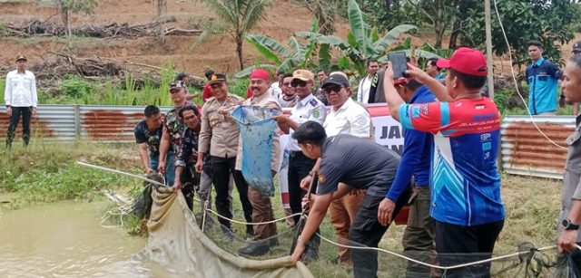 Kunjungan di Kelurahan Maluhu, Bupati Kukar Panen Jagung Dan Ikan Serta Resmikan Embung Maluhu