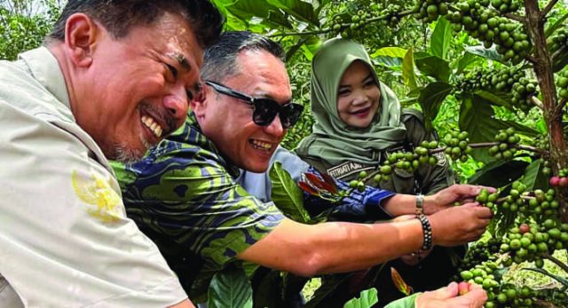 Sekda Kukar Dampingi Wagub Kaltim Tinjau Pembangunan Rest Area “Odah Singgah” Desa Prangat Baru