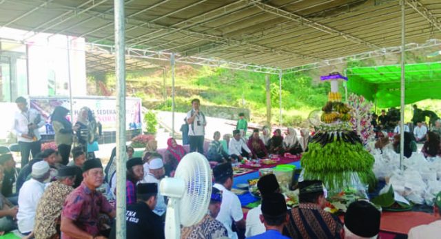 Sekretaris Daerah (Sekda) Kabupaten Kukar Sunggono bersama Ketua Tim Penggerak PKK Kabupaten Kukar Maslianawati Edi Damansyah, menghadiri sekaligus melakukan peletakan batu pertama pembangunan gedung Pendidikan Anak Usia Dini (PAUD) dan bersih desa sedekah bumi Desa Ponoragan, Kecamatan Loa Kulu Kukar, Rabu (28/05/2025). Dalam sambutannya, Sekda Sunggono mengatakan, kegiatan peletakan batu pertama pembangunan gedung PAUD hari ini tentu bukan sekadar kegiatan seremoni awal dari sebuah bangunan. Tapi lebih dari itu, peletakan batu pertama ini esensinya adalah peletakan tekad dan cita-cita kita bersama untuk membangun masa depan generasi muda Kukar yang lebih cemerlang, terutama anak-anak Desa Ponoragan ini.
