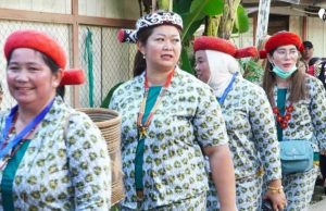 Rawat Identitas Leluhur Bupati Mahulu Ajak Generasi Muda Bangga Kenakan Pakaian Adat