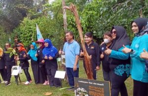 Dukung Pemulihan Hutan Kontingen PKK Mahulu Antusias Tanam Pohon di Balikpapan